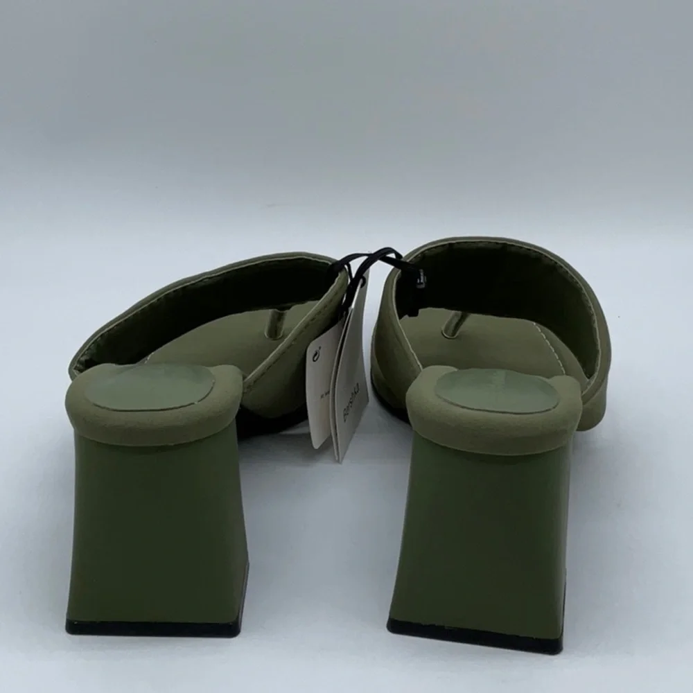 Bershka heeled toe post sandal in khaki - Picture 5 of 9